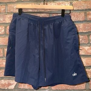 ALO 5” Men's Circuit short in Navy. Medium